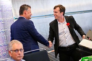 Bürgermeister Christian Scheider gratuliert dem neuen Vizebürgermeister. Foto: StadtKommunikation / Bauer