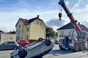 Crash in der Rosentaler Straße: Auto landete am Dach. Foto: Berufsfeuerwehr Klagenfurt