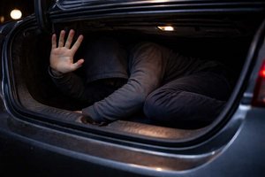 19-Jähriger setzte Notruf ab, er sei in einem Kofferraum gefangen. Foto: Symbolbild