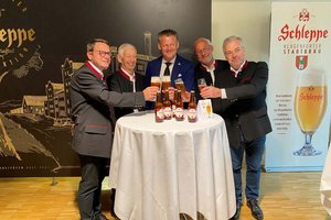 Auch Bürgermeister Christian Schneider stieß gerne mit Klagenfurter Stadtbräu 1607 an. Foto: Brau Union Österreich
