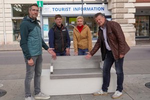 24 tonnenschwere Terrorschutzbänke schützen ab sofort den Neuen Platz in Klagenfurt. Foto: StadtKommunikation / Zechner