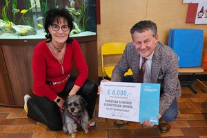 Bürgermeister Scheider übergibt 4.000 Euro an Förderschule für integrative Pädagogik. Foto: Büro Bürgermeister Scheider