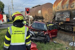 Die FF St. Veit im Einsatz nach dem Unfall: Foto: FF St. Veit