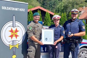Vereinspräsident John Patrick Platzer (Soldaten mit Herz) mit dem Polizisten-Paar Susanne und Stefan Peterschinek. Foto: Soldaten mit Herz