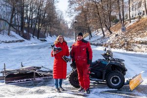 Sportreferentin Stadträtin DI Constance Mochar und Ewald Baumgartner, Eismeister vom Eislaufverein Wörthersee, freuen sich über die Freigabe zum Eislaufen am Lendkanal. Foto: StadtKommunikation / Zechner