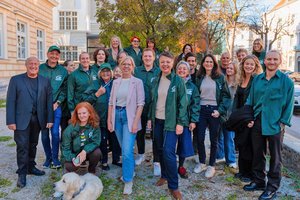 Grüne auf Hausbesuch in Klagenfurt: Gewessler und Voglauer suchen das Gespräch. Foto: Bernhard Schindler