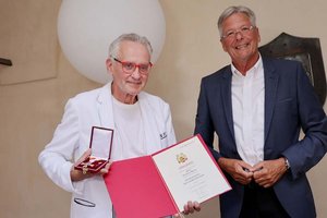 LH Peter Kaiser bei der Übergabe des Ehrenzeichens an Christian W. Mucha. Foto: LPD Kärnten/Wajand