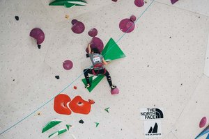 Die 16-jährige Paraclimberin Lilli Marie Laschitz (ÖAV Klagenfurt) holte bei ihrem ersten Weltcup am 16.Juni 2025 in Innsbruck die Silbermedaille im Paraklettern. Foto: KVÖ/Moritz Klee