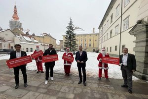 Das Team der Gewerkschaftsjugend vor dem Landhaus mit GÖD Landesvorsitzenden LAbg. Stefan Sandrieser, ÖGJ Landesvorsitzenden Mario Pichler, LH Dr. Peter Kaiser und ÖGB Landesvorsitzenden LAbg. Hermann Lipitsch (v.l.n.r.). Foto: ÖGB Kärnten