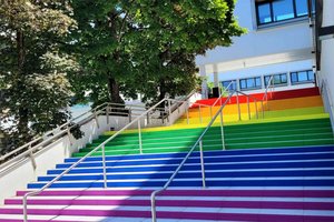 Das Bild zeigt die Regenbogenstiege bei der Universität Klagenfurt. Foto: Mein Klagenfurt
