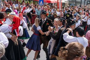 LHStv.in Gaby Schaunig beim Kirchtagstanz mit der Bauerngman. Foto: LPD Kärnten/Steinacher