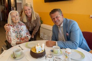 Maria Zimprich mit Pflegedienstleiterin Martina Sorger und Bürgermeister Christian Scheider an ihrem 101. Geburtstag. Foto: StadtKommunikation / Kulmer