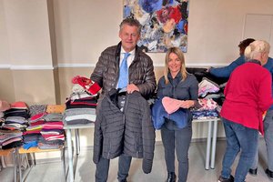 Bürgermeister Christian Scheider und Annemarie Gruber bei der Kleideraktion in der Volksküche. Foto: Büro Bürgermeister