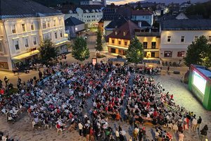 Public Viewing zur Fußball-WM 2026 am Hauptplatz in Ferlach. Foto: zVg