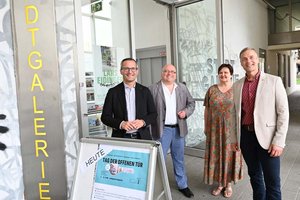 Kulturstadtrat Franz Petritz, Kulturamtsleiter Alexander Gerdanovits, Stadtgalerie-Leiterin Beatrix Obernosterer und Gemeinderat Michael Gussnig heißen die Besucher beim Tag der offenen Tür in der Stadtgalerie willkommen. Foto: StadtKommunikation/Hronek