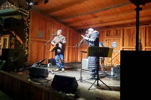 Musikprogramm auf der Christkindlmarkt-Bühne. Foto: Mein Klagenfurt