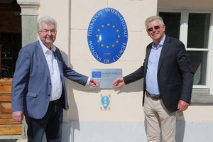 Europahaus Klagenfurt Präsident Valentin Petritsch mit Vizebürgermeister Prof. Mag. Alois Dolinar bei der Anbringung der Tafel. Foto: LPD/Wajand