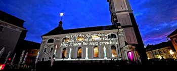 Licht und Klang für den Frieden: Installation an der Stadtpfarrkirche St. Egid