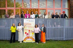 Frauen und Gleichstellungsbeauftragte Martina Gabriel, Landesrätin Marika Lagger-Pöllinger, Speakerin Andrea Latritsch-Karlbauer und Mitarbeiterin Theresa Baustädter mit Teilnehmerinnen des Workshops Politische Bildung. Foto: Büro Lagger-Pöllinger/Just