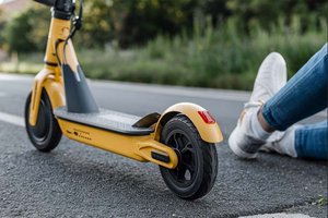 Unfall mit Kind am E-Scooter: Autofahrer beging Fahrerflucht. Foto: Symbolbild
