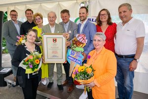 Bürgermeister Christian Scheider sowie weitere Vertreter der Stadtpolitik zeichneten „Morle Eis“ mit dem Stadtwappen aus. Foto: StadtKommunikation / Hude