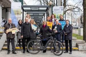 Aufruf zum Autofasten: Aktion am Aschermittwoch in der Villacher Straße. Foto: Erzdiözese Wien/Stephan Schönlaub