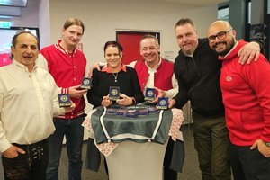 von links: Obmann Johann Radl, Fan-Trommler Maximilian Wald, Schriftführerin Nicole Fischer, Obmann-Stv. Dieter Schmid , Armin Rumpold und „Soldaten mit Herz“-Präsident John Patrick Platzer. Foto: Soldaten mit Herz