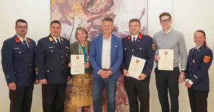 Urkunde für „Feuerwehrfreundliche“ Unternehmen. Foto: StadtKommunikation / Zechner