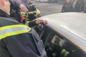 Klagenfurter Berufsfeuerwehr beim Öffnen des Autos. Foto: Klagenfurter Berufsfeuerwehr 