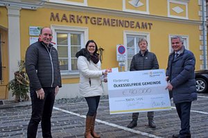 Maria Saal wird „ölkesselfreie Gemeinde“: Vize-Bürgermeister Karsten Steiner, Landesrätin Sara Schaar, Gemeindevorstand Heinz Christian Hammerschlag und Bürgermeister Franz Pfaller (von links). Foto: Büro LR.in Schaar