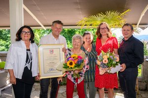 Bürgermeister Christian Scheider und Stadträtin DI Constance Mochar zeichnete Edith Speiser mit der Ehrenurkunde aus. Foto: StadtKommunikation / Hude