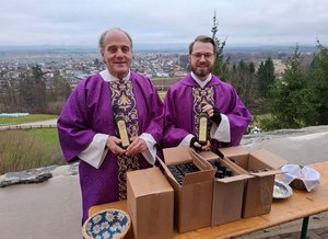 farrer Bernd Wegscheider und Diakon Oliver Günther mit dem Olivenöl aus den Heiligen Land. Foto: Gasper
