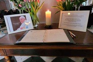 Trauer um Papst Franziskus: Kondolenzbuch im Klagenfurter Dom. Foto: Mein Klagenfurt