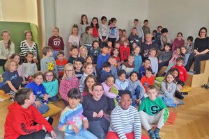 Die Schulbibliothek als „Raumschiff“ mit Kurs auf die unendlichen Weiten des Weltalls: Kinder und Lehrer der VS 1 am Kreuzbergl mit Autor Harald Raffer. Foto: Sieglinde
