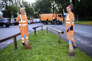 Stadträtin Sandra Wassermann auf Tour mit dem Team der Straßenreinigung. Am Foto mit Jasmin Wilhelmer. Foto: StadtKommunikation/Thomas Hude