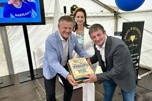 Bürgermeister Christian Scheider gratulierte Hans-Peter Rammel (Standortleiter von Philips Klagenfurt) und Ilse Rapatz (Leiterin der Personalabteilung) zum 100-Jahr-Jubiläum. Foto: Büro Bürgermeister