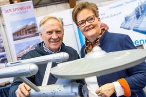 Spenglermeister Friedrich Reinbold und WK-Vizepräsidentin Astrid Legner mit der Enterprise. Foto: WKK/Helge Bauer