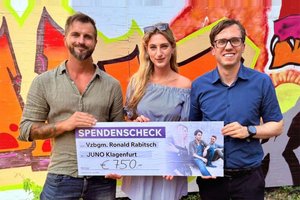 Vizebürgermeister unterstützt JUNO Klagenfurt mit privater Spende. Foto: zVg