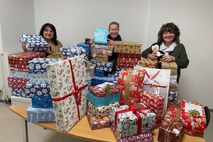 Aktion „Briefe ans Christkind“ im Jahr 2023 - v.l.n.r.: Cornelia Hübner (Obfrau IG Innenstadt), Theres Leber (SOMA-Märkte Klagenfurt), Inga Horny (Klagenfurt Marketing) Foto: Klagenfurt Marketing