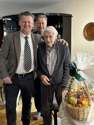 Jakob Heinrich Grottenegg freute sich über die persönlich überbrachten Glückwünsche von Bürgermeister Christian Scheider. Foto: Büro Bürgermeister
