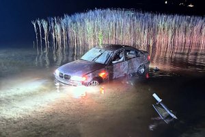Auto landet im Wörthersee: 21-Jähriger nach Unfall leicht verletzt. Foto: ÖA-Team BFKdo Klagenfurt-Land