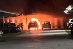 Autos, Motorrad und Moped brannten unter Carport. Foto: Instagram/ Klagenfurt Elite