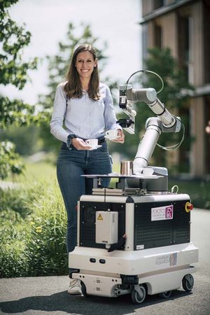 Durch den Einsatz von Servicerobotern kann das vorhandene Personal entlastet und die Servicequalität gesichert werden. Foto: Joanneum Research/Bergmann