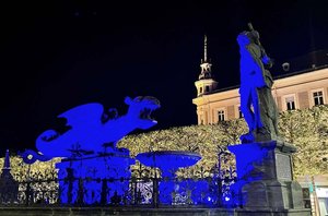 Im Zuge des internationalen ME/CFS Tages wird der Lindwurm blau gefärbt. Foto: StadtKommunikation