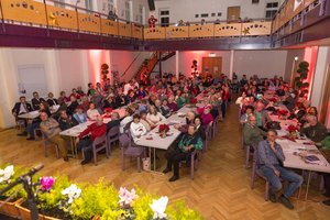 Zahlreiche Seniorinnen und Senioren waren der Einladung gefolgt und verbrachten einen gemütlichen Nachmittag im Gemeindezentrum St. Ruprecht. Foto: StadtKommunikation / Kulmer