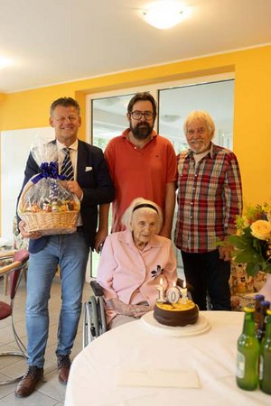 Bürgermeister Christian Scheider gratulierte Erna Lukas im Beisein ihrer Familie (Enkel Markus Todem und Schwiegersohn Franz Todem) zum 101. Geburtstag. Foto: StadtKommunikation / Just 