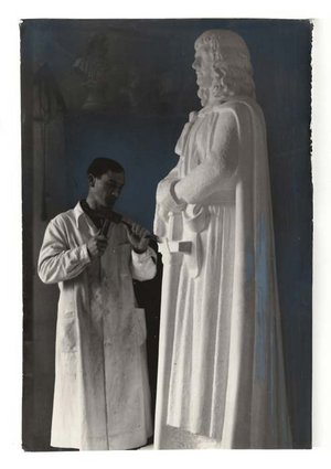 Arnulf Anton Pichler arbeitet an der Standfigur von Herzog Bernhard von Spanheim. Foto: Archiv Elisabeth Scheucher-Pichler