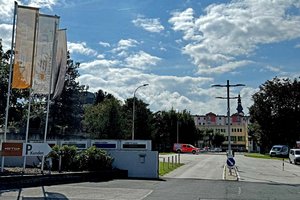 Die Berufsfeuerwehr verteilt im Innenhof der Stadtwerke Wasserflaschen. Foto: SK