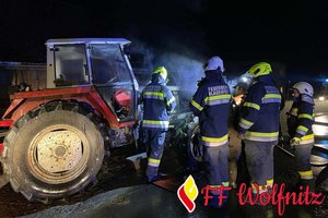 Großbuch: Traktor stand in Flammen. Foto: Freiwillige Feuerwehr Wölfnitz