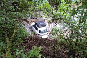 Kein Gang eingelegt, Handbremse unzureichend angezogen: Auto rollt führerlos in Loiblbach. Foto: FF Unterbergen